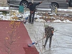 В Нерюнгри покрытие детской площадки укладывают прямо в снег