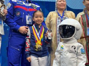 На форуме «Цифровой алмаз» Герой России Олег Артемьев передал куколку Кындыкан, побывавшую на МКС