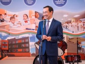 Глава Республики Саха (Якутия) Айсен Николаев поздравляет с Днем учителя