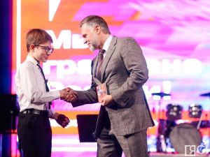 В Якутске школьникам торжественно вручили паспорта в День народного единства