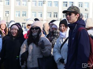 В Якутске молодежь собралась на митинге в поддержку Путина и 10-летия воссоединения Крыма с Россией