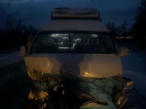 В Горном улусе столкнулись "Тойота Хайс" и "Тойота Премио": Пострадали 13 человек, в том числе пятеро детей