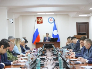 Айсен Николаев провел заседание Республиканской комиссии «Вместе к Победе!»