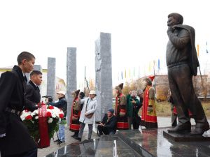 Памятник Михаилу Николаеву открыли в Хангаласском районе