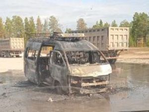 В Мегино-Кангаласском улусе сгорел микроавтобус "Тойота Хайс"