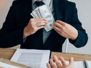 Бывший сотрудник Агентства культуры мэрии Якутска обвиняется в мошенничестве на сумму более 19 миллионов рублей