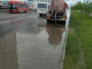 В Якутске активно откачивают воду с заниженных мест