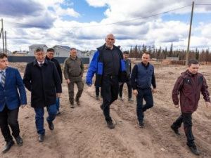 Николай Валуев побывал в восстановленном микрорайоне села Бясь-Кюёль