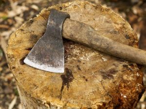 Ударил обухом топора по голове: житель Нюрбинского района осужден за убийство собутыльника