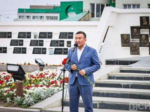 В Якутске возложили цветы к монументу «Воинам-победителям» в честь 80-летия победы в Курской битве