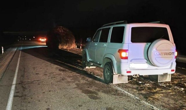 В Якутии «УАЗ» наехал на стоговоз, пострадали два человека