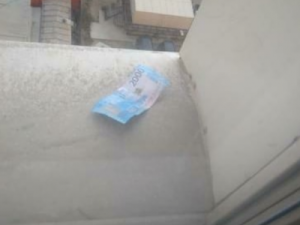 Фотофакт: Ветер "принес" деньги к окну многоквартирного дома в Якутске