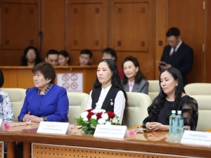 В Якутии многодетным матерям вручили государственные награды