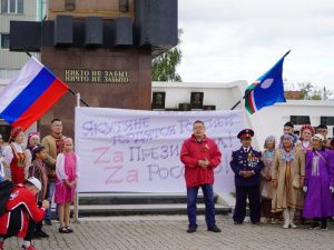 В Москве в парке Победы на Поклонной горе волонтеры развернут российский флаг