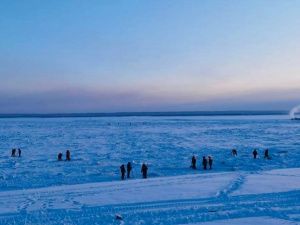 Спасатели расширили зону поиска мужчин, провалившихся под лед на реке Лене