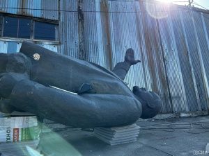 Фото и видео: мастера приступили к завершающему этапу реставрации памятника Ленину в Якутске