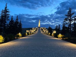 Врач из Якутии почтил память своего дедушки в мемориальном комплексе «Саур-Могила» в ДНР