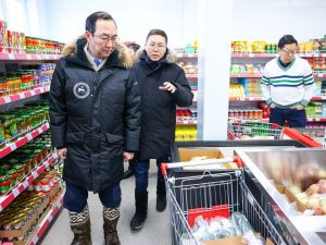 Глава Якутии ознакомился с работой открывшегося в Жиганске торгово-логистического центра