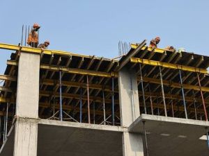 Глава Якутии проверил строительство жилого комплекса в Верхневилюйске