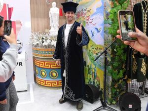 Зарубежные участники Всемирного фестиваля молодежи знакомятся со страной на Международной выставке-форуме «Россия»