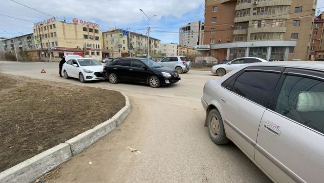 В Якутске водитель устроил массовое ДТП и сбежал с места происшествия