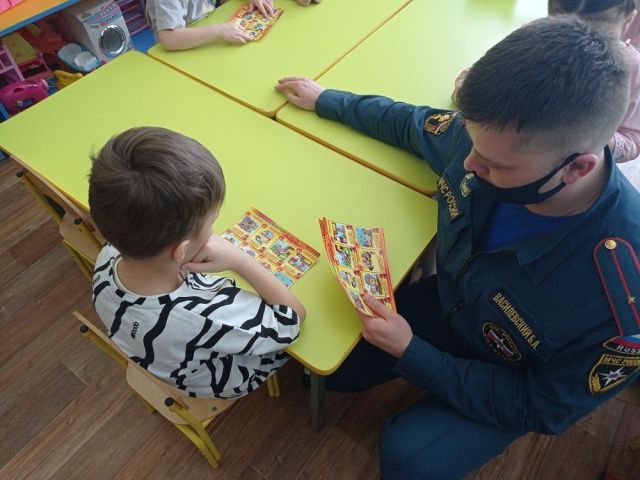 Инспекторы ГПН встретились с воспитанниками детского сада г. Нерюнгри