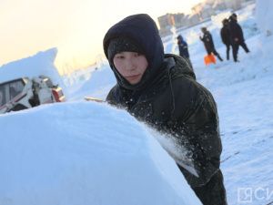 Искусство из снега и льда: зимние скульпторы соревнуются в Якутске за звание лучшего