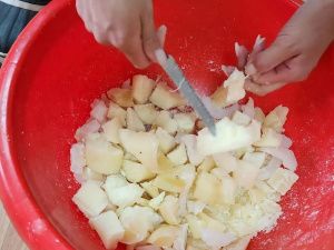 В Якутске волонтеры изготавливают окопные свечи для военнослужащих СВО