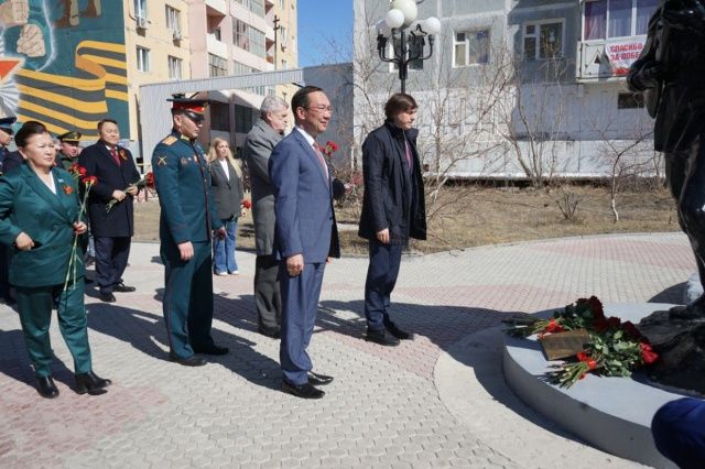 В Якутске прошло торжественное возложение цветов к памятнику «Солдат Туймаады»