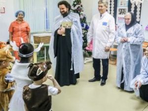 Маленькие пациенты получили новогодние подарки от Якутской епархии