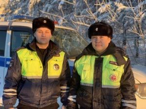 В Якутии полицейские спасли женщину во время пожара