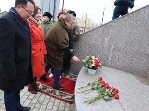 В Якутске возложили цветы к памятнику Матери