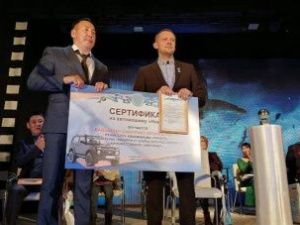 Глава Амгинского улуса вручил режиссеру Дмитрию Давыдову сертификат на покупку автомобиля