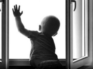 В Якутии малыш полутора лет, упав с лестницы, попал в реанимацию