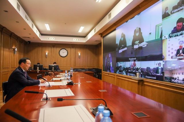 Лекарственное обеспечение, соблюдение ограничительных мер, вакцинация от гриппа. Айсен Николаев обозначил задачи главам районов