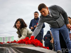 В Якутске возложили цветы к монументу «Воинам-победителям» в честь 80-летия победы в Курской битве