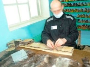 В исправительной колонии № 6 осужденные шьют изделия из меха 