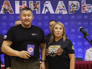 Одиннадцати мас-рестлерам Якутии вручили удостоверения и знаки мастеров спорта России