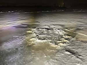 Под Нижним Бестяхом утонули два автомобиля