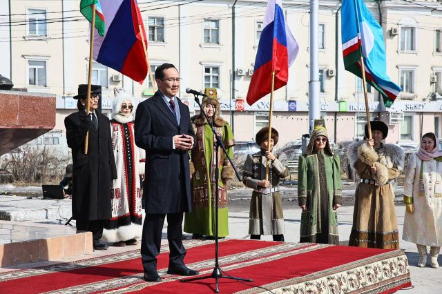 В Якутске возложили цветы к памятнику Платону Ойунскому