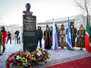 В Якутии торжественно открыли Казанский сквер и памятник поэту Мусе Джалилю