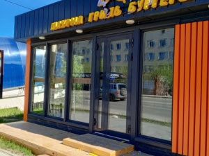 Вандализм на Кирова: мужчина закидал камнями вывеску шаурмичной в Якутске