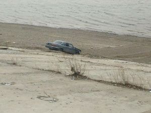 В Ленске водитель на "Волге" пробил ограждение и вылетел на берег