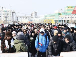 Якутяне несут цветы к мемориалу памяти жертв теракта в Подмосковье