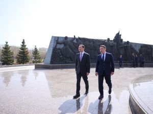 Глава Якутии возложил цветы к монументу защитникам Отечества в Астане