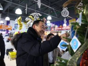 Айсен Николаев исполнил новогодние желания воспитанника «Берегини» и детей участника СВО