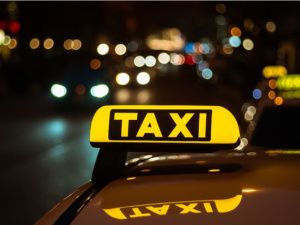 В Якутске нетрезвый пассажир из-за замечания в его адрес повредил автомобиль женщины-таксиста