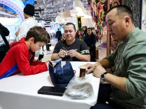 Секреты плетения из конского волоса якутской лошади узнали гости выставки «Россия»