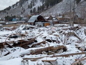 Суд обязал жительницу Якутска убрать свалку у озера и заплатить 400 тысяч