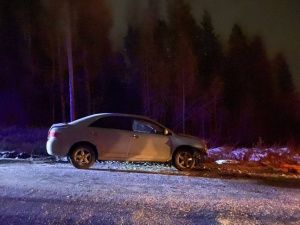 В Якутии 19-летняя водитель не справилась с управлением и съехала с дороги. Есть пострадавшая
